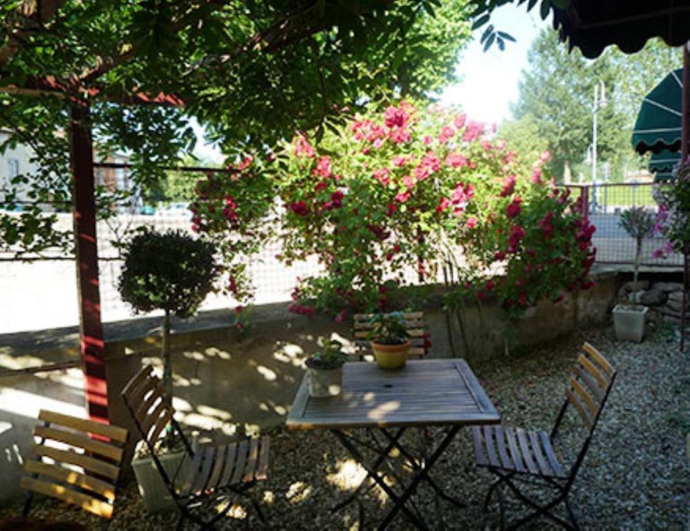 Hostellerie D'Heloise Logis Cluny Exterior photo